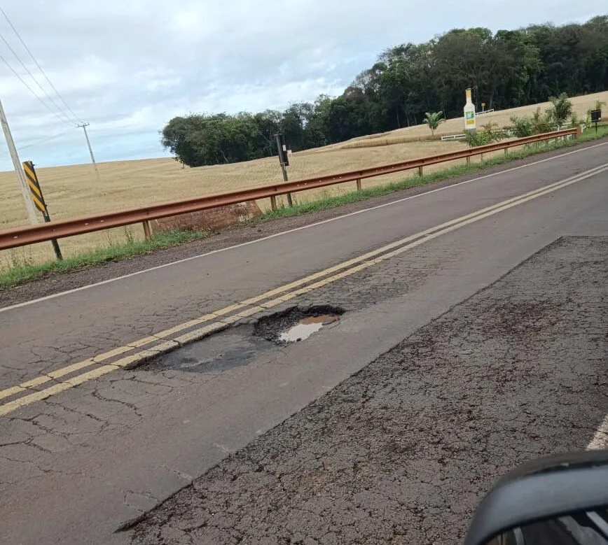 IVAIPORÃ – Buraco na PRC-466 causa danos em veículos e motoristas pedem providências ao DER