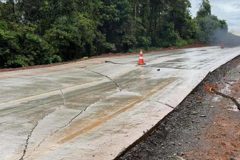 PITANGA – Fortes chuvas provocam rompimento de aterro na PR-460 e DER implanta sistema pare e siga