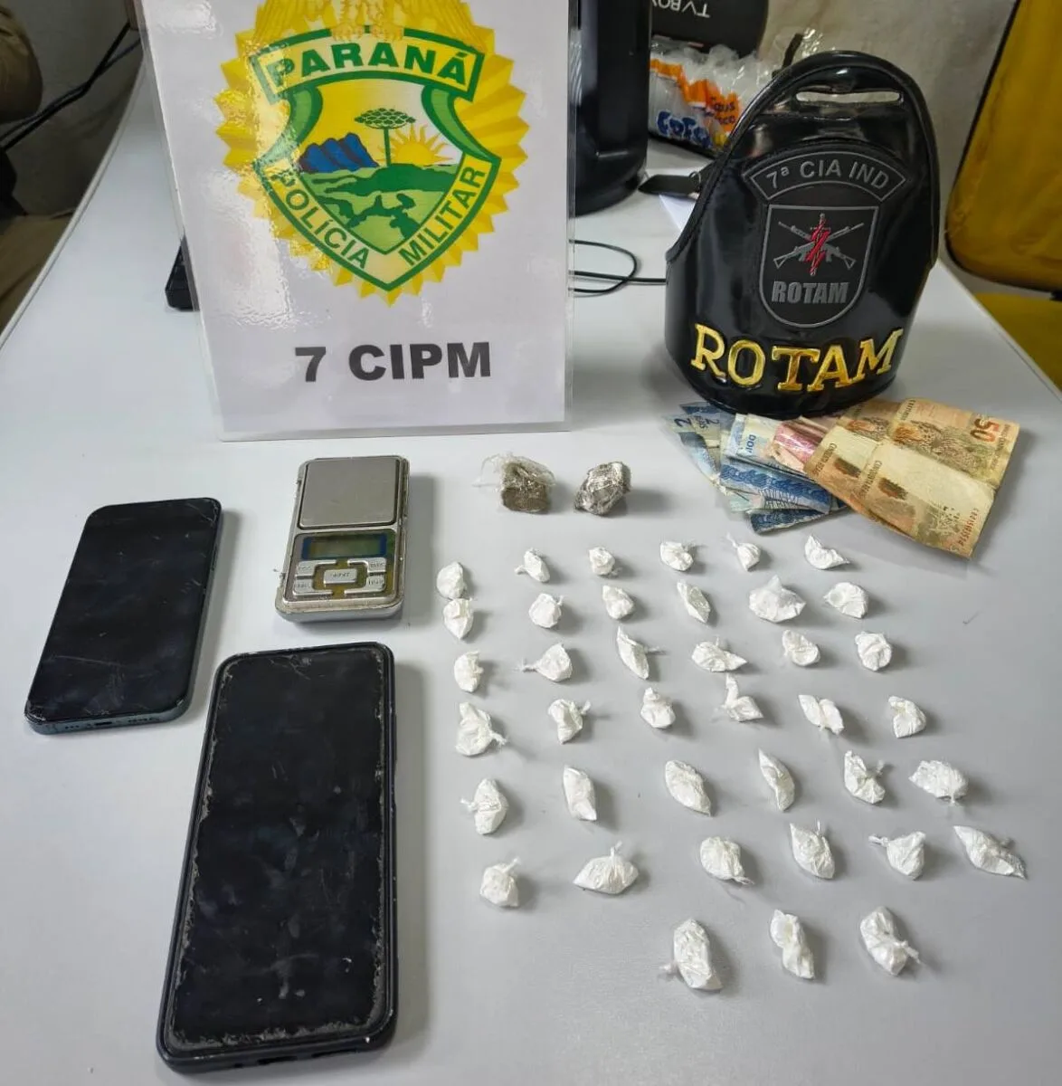 ARAPONGAS – ROTAM detém mulher e apreende drogas no Conjunto Araucária
