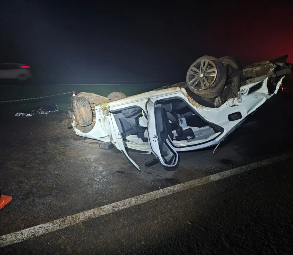 MARINGÁ – Motorista morre e dois passageiros ficam feridos em capotamento na BR-376