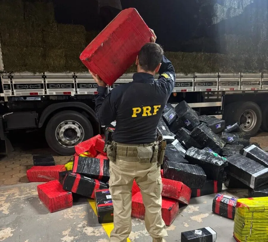 CAMBÉ – Ação integrada apreende quase quatro toneladas de maconha escondidas em carga de feno