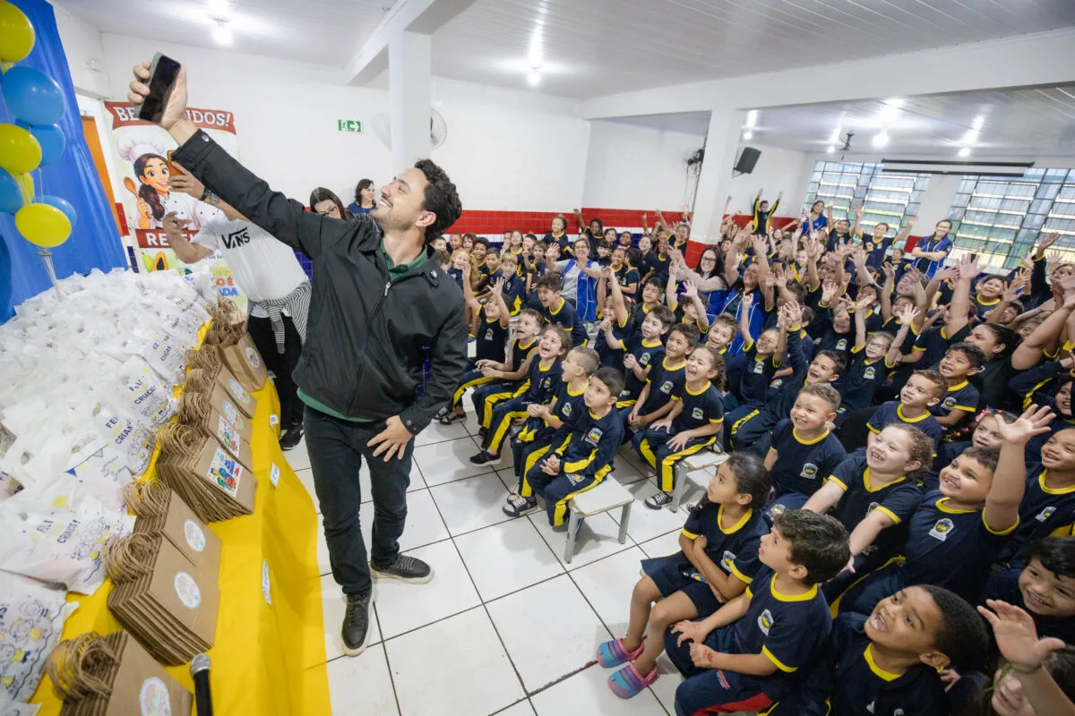 APUCARANA – Prefeitura entrega doces e livros de colorir para mais de 13 mil alunos