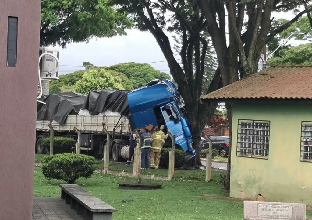 ROLÂNDIA – Carreta bate contra árvore em praça do distrito de São Martinho