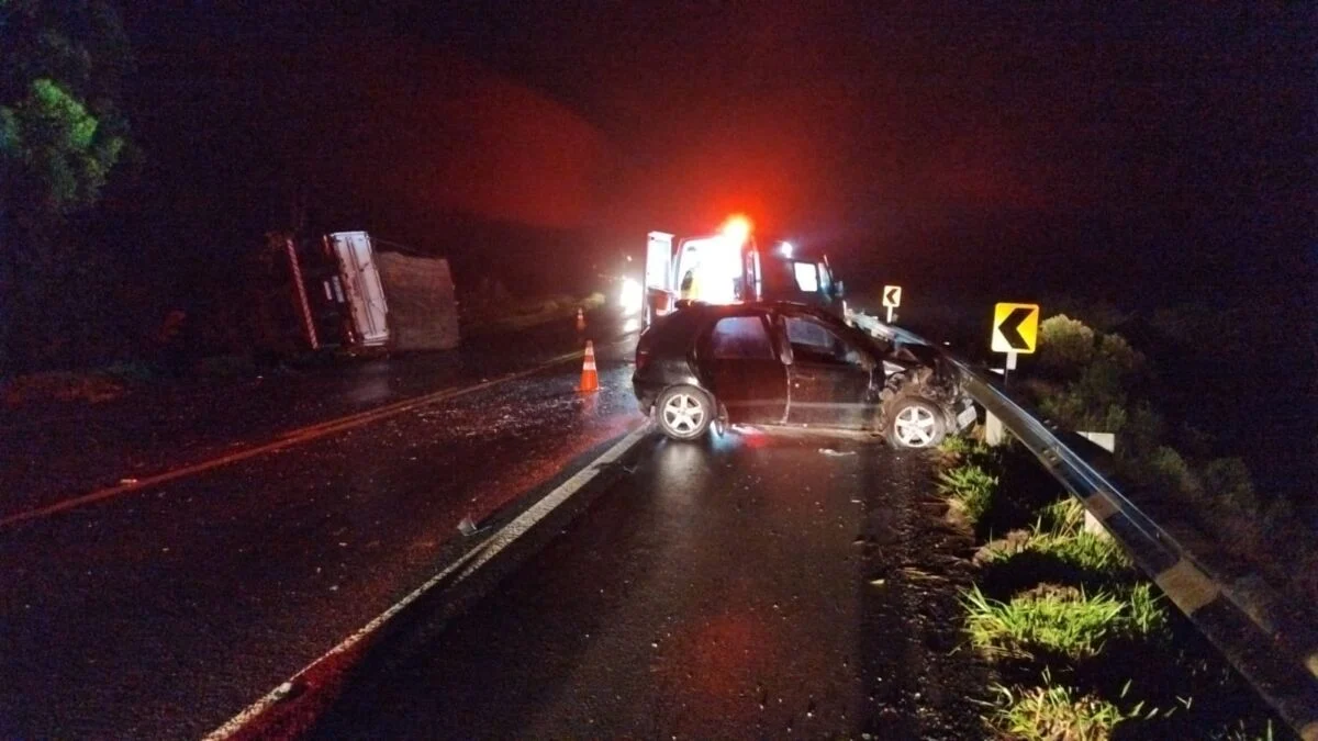 Acidente nos Campos Gerais, provoca morte de motorista. Colisão entre carro e carreta