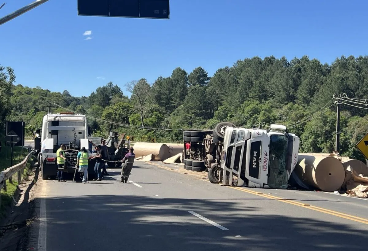 Tombamento de caminhão e colisão lateral com outra carreta entre Ortigueira e Telêmaco