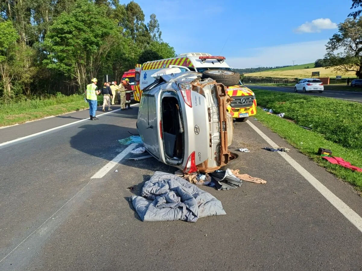 Veículo de Londrina se envolve em acidente na região de Ponta Grossa
