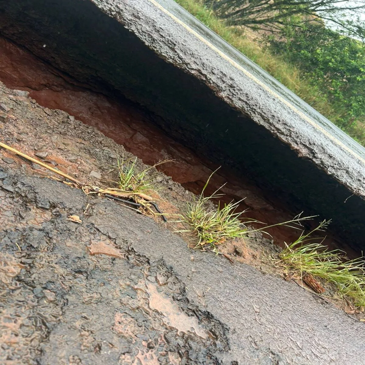 LIDIANÓPOLIS – Cratera se forma debaixo do asfalto na PR-466, próximo ao Porto Ubá