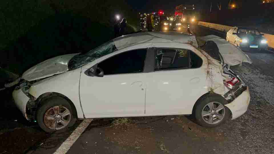Renault Logan capota após bater em canteiro na PRC-467 em Cascavel