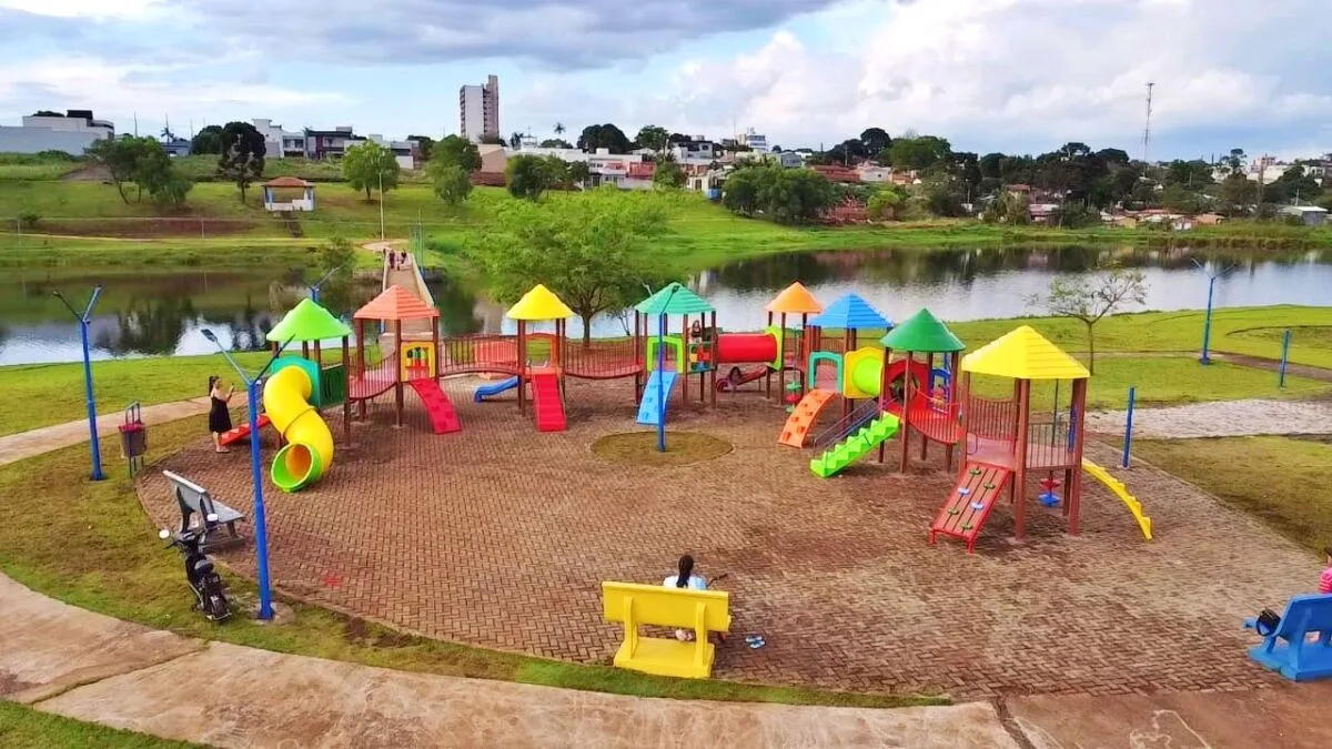 Prefeitura conclui instalação de parque infantil na ilha do Lago Saracura
