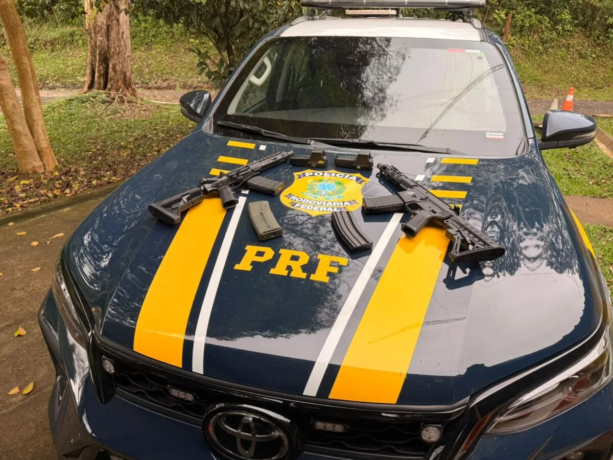 PRF apreende dois fuzis escondidos no painel de carro na BR-376 e prende motorista