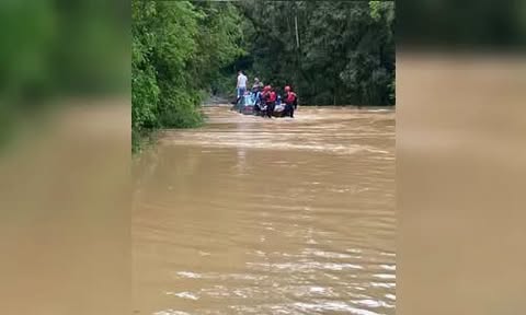 Família fica ilhada sobre carro ao tentar atravessar estrada alagada no PR