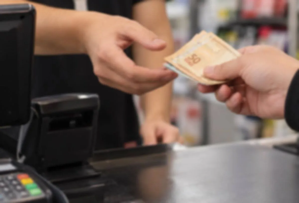 ARAPONGAS – Funcionário de loja acusado de aplicar golpes em clientes e ficar com dinheiro excedente