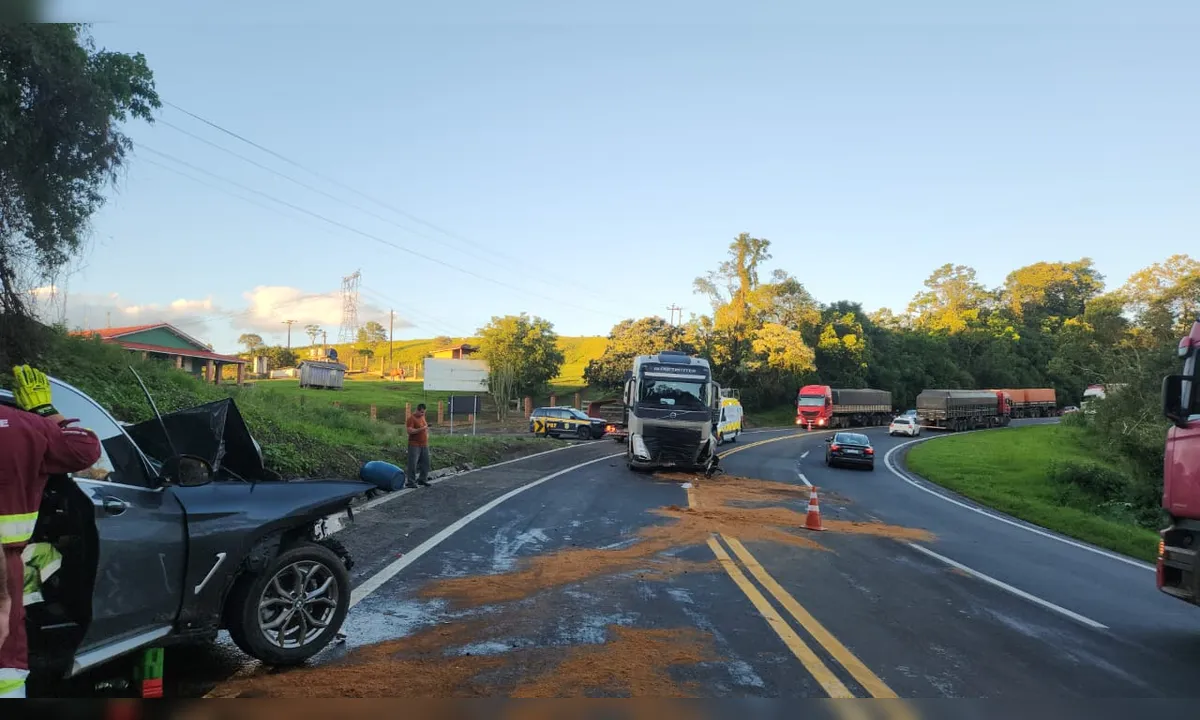 Motorista fica gravemente ferido após bater BMW de frente com carreta na BR-376