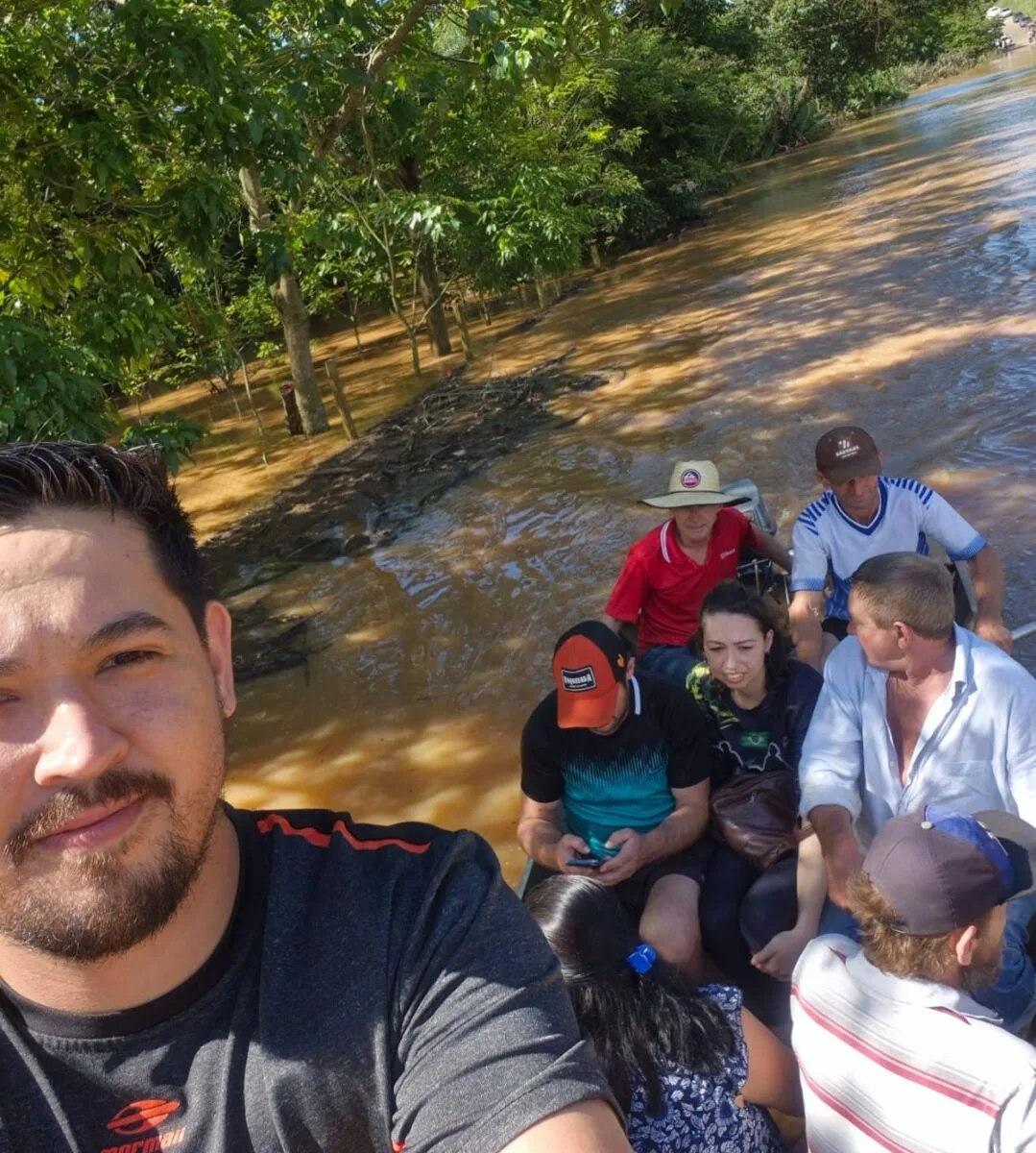 Moradores da Linha Ivaí usam barco para chegar à votação com rio cheio em Cândido de Abreu