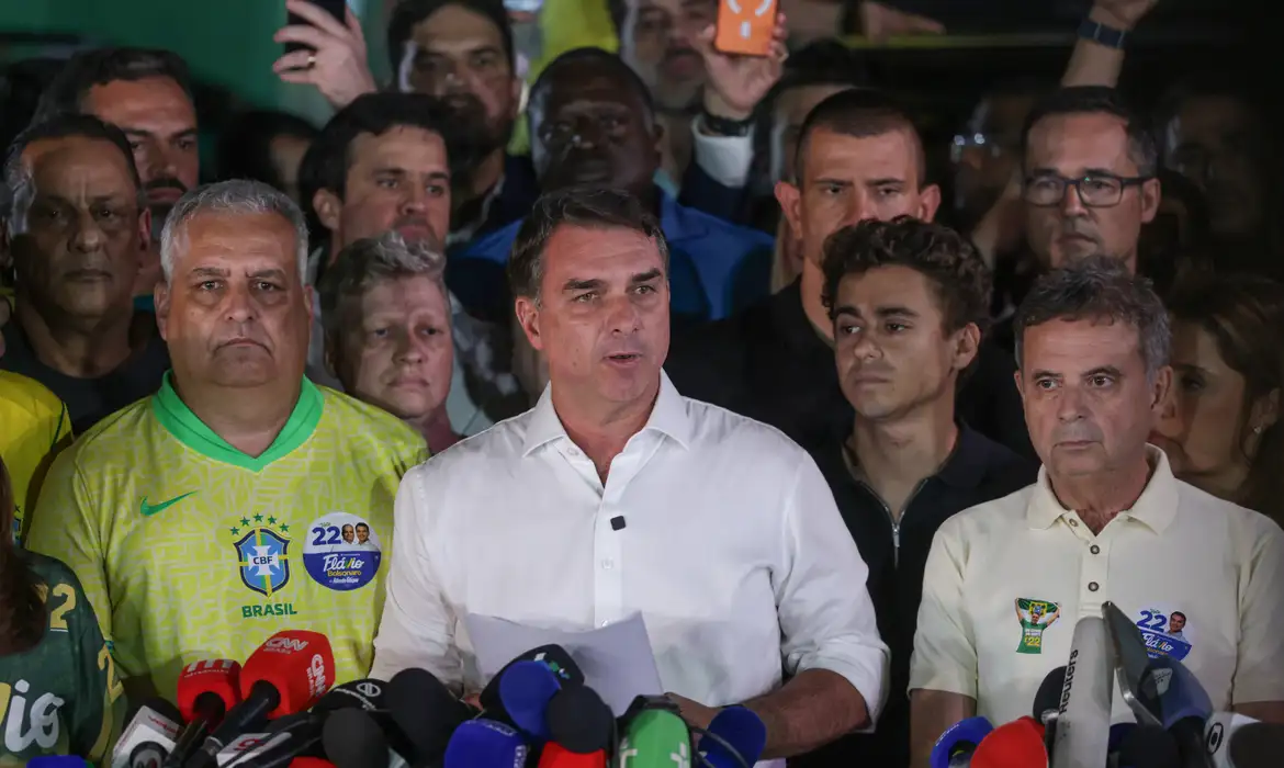 BRASIL – Flávio Bolsonaro teria deixado o país com destino aos Estados Unidos, segundo veículos de imprensa