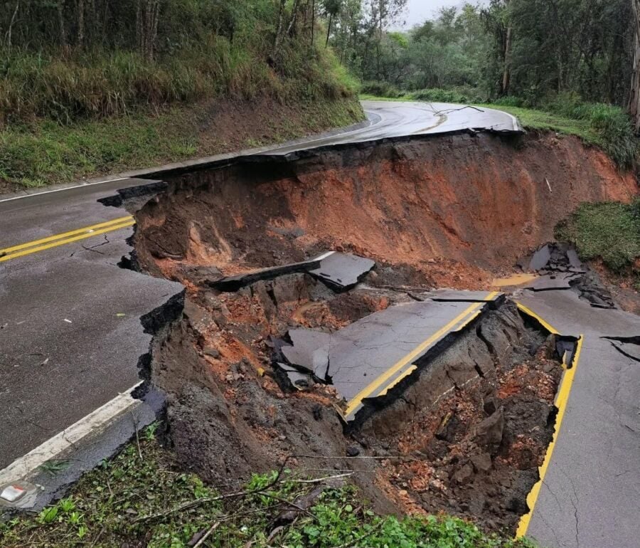Chuvas no Paraná provocaram erosão em rodovia