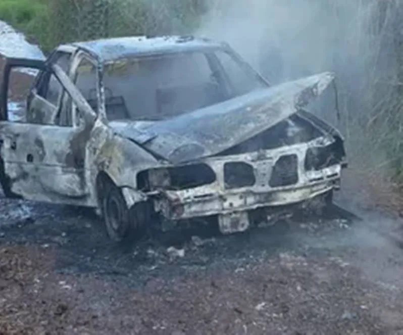 APUCARANA – VW Gol ocupado por casal e criança é destruído por incêndio
