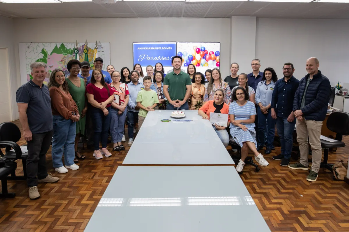 Prefeitura de Apucarana homenageia servidores municipais aniversariantes de setembro e outubro