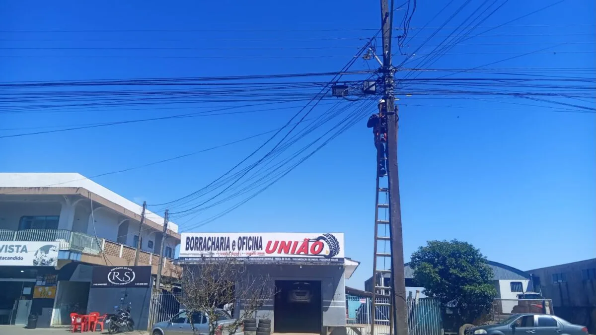Mutirão retira 270 quilos de cabos de postes em Cândido de Abreu; Manoel Ribas terá ação em novembro