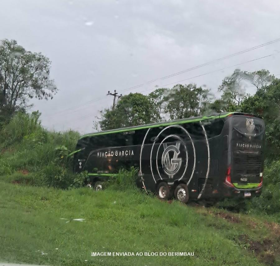 Ônibus da Viação Garcia com cerca de 50 passageiros sai da pista na BR-376 em Ortigueira