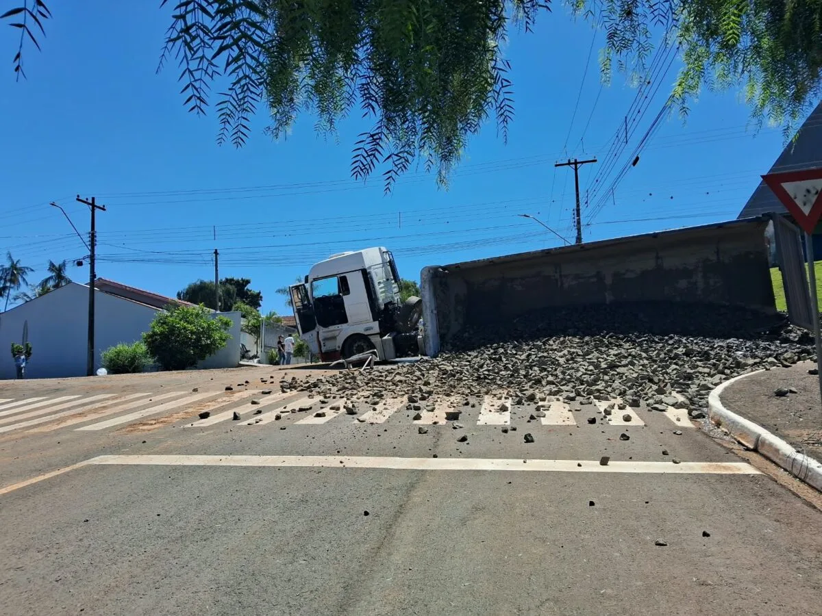 BORRAZÓPOLIS – Caçamba de carreta carregada com pedras tomba próximo ao Caiçara Clube