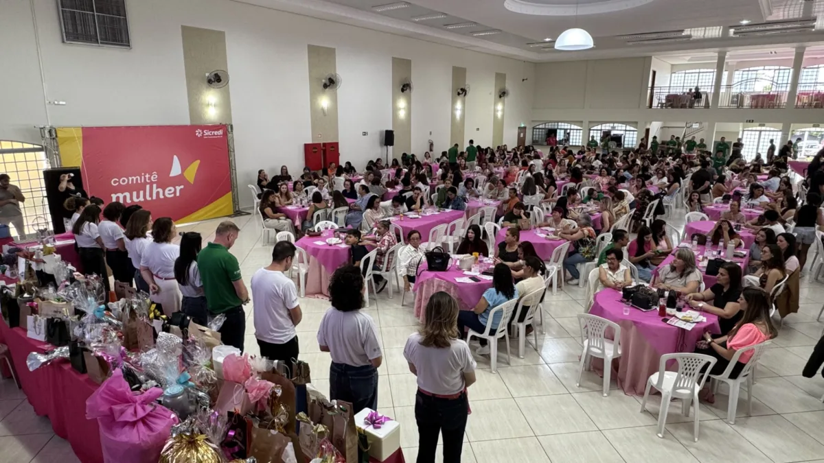 Comitê Mulher do Sicredi reúne cerca de 600 participantes em bingo beneficente de Outubro Rosa