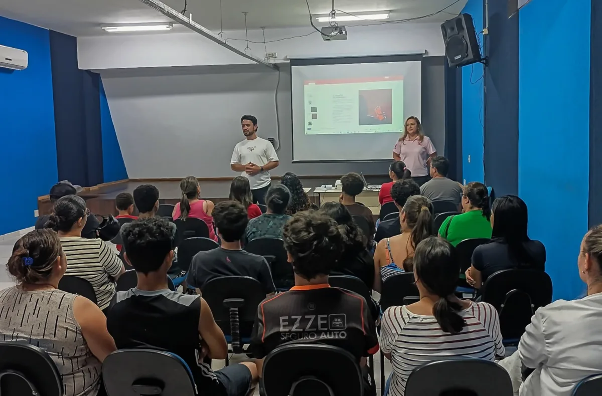 Procon de Apucarana leva orientações sobre golpes digitais a jovens e famílias do CEJA