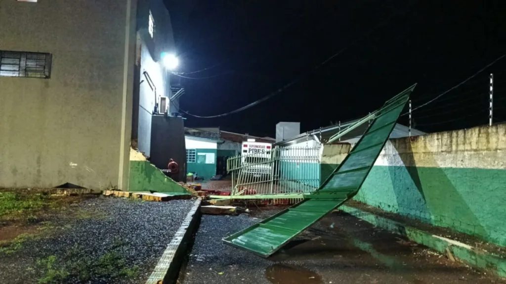 FAXINAL – Temporal derruba árvores, destelha casas e provoca queda de granizo
