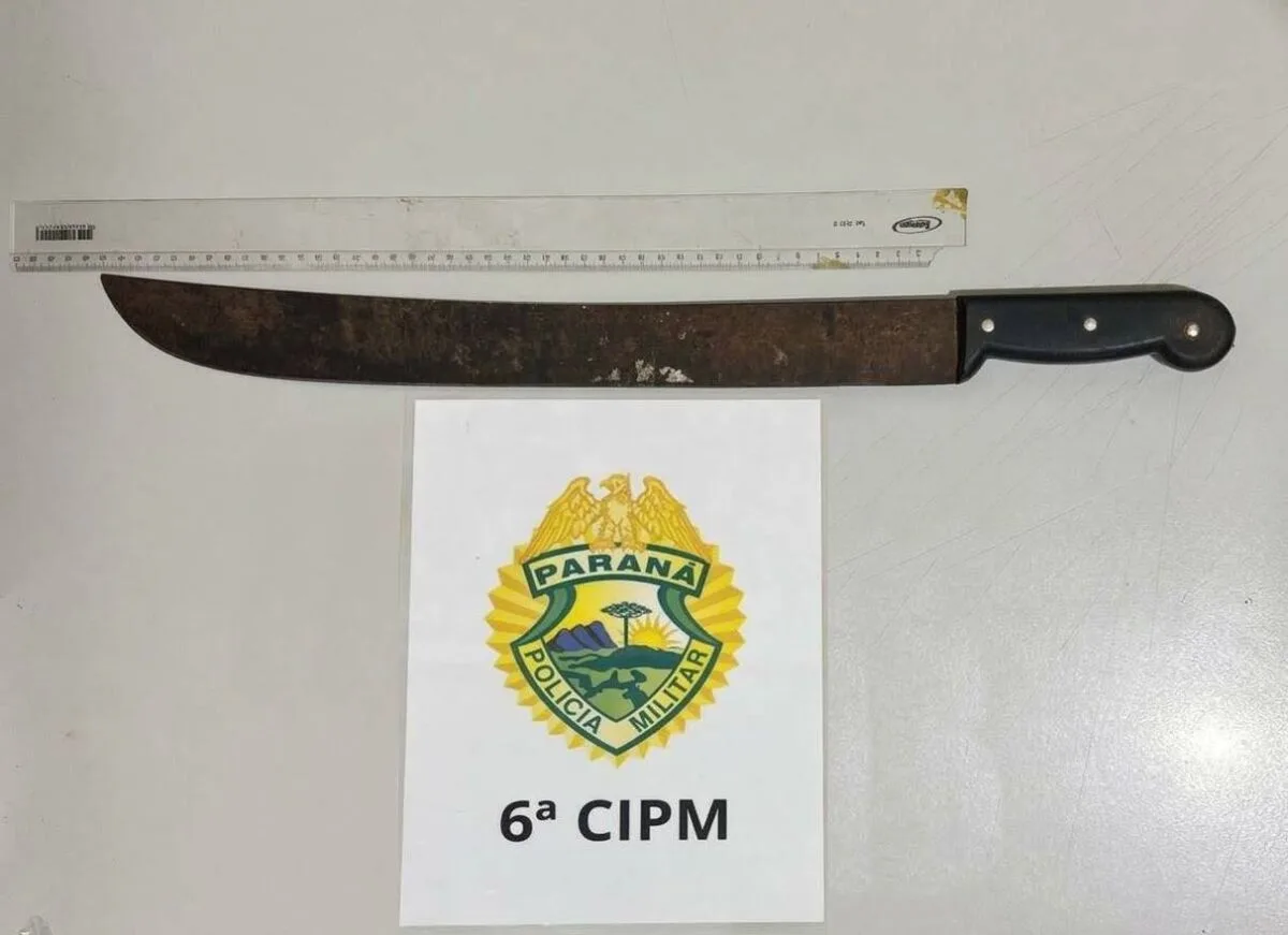 FAXINAL – Homem embriagado ameaça esposa, ataca crianças com pedras e facão e resiste à prisão