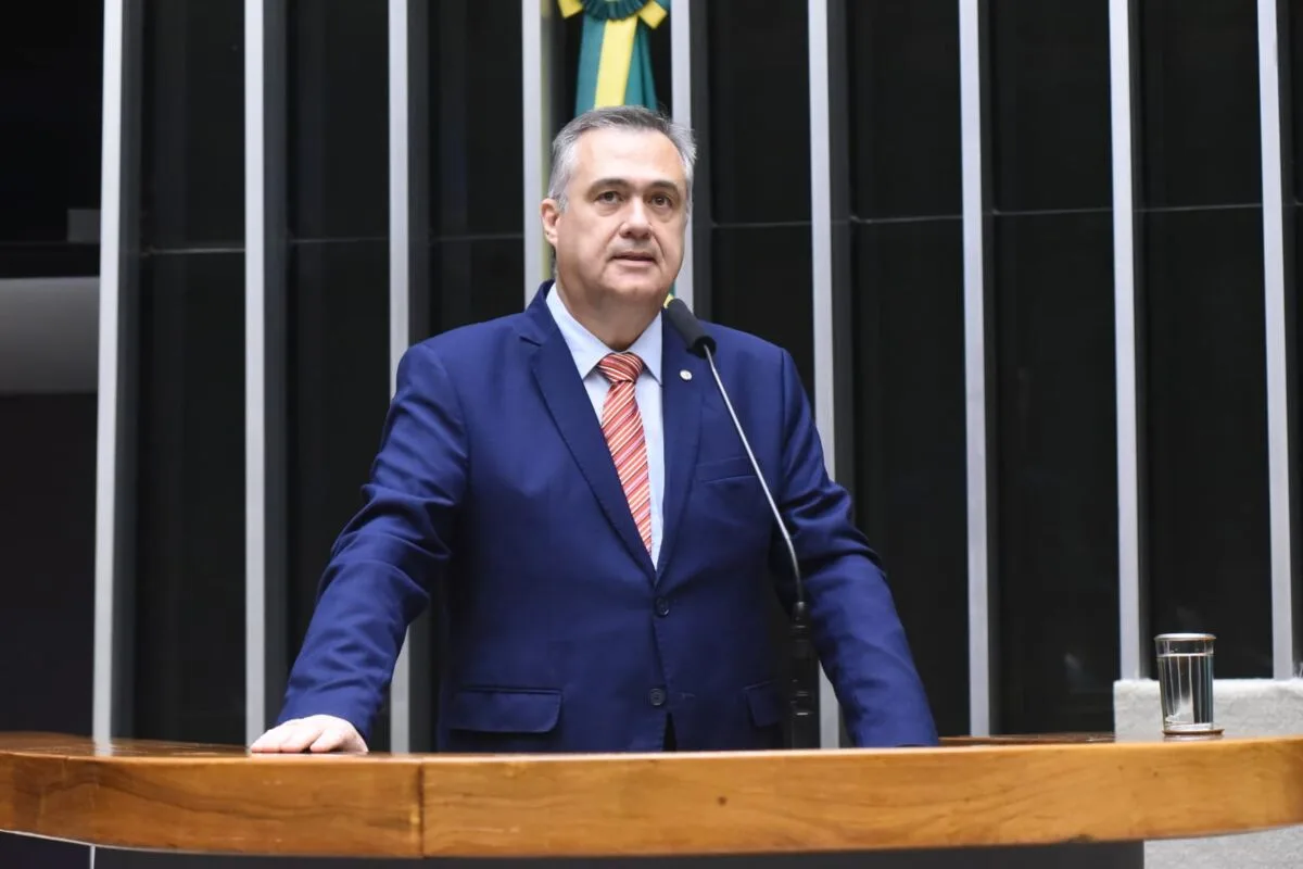 Beto Preto presta homenagem a Luiz Hirose na tribuna da Câmara dos Deputados