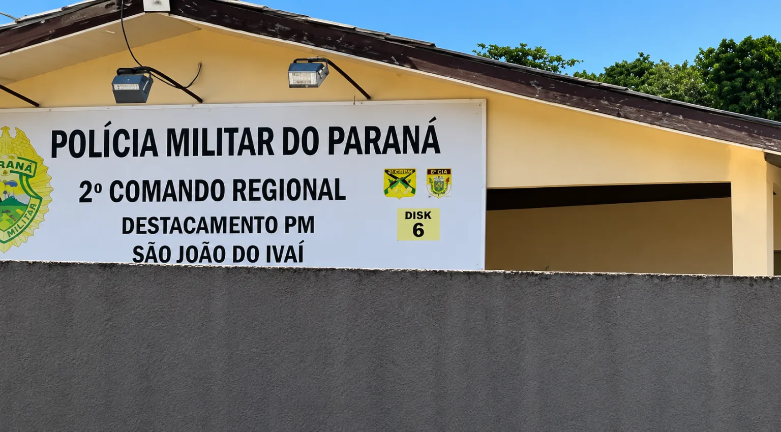 SÃO JOÃO- Fiat Uno bateu contra muro e um caso de perturbação de sossego