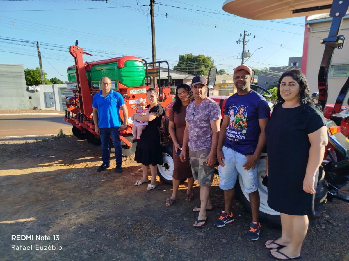 ARAPUÃ – Associação de Romeópolis recebe trator e plantadeira para apoiar agricultores familiares