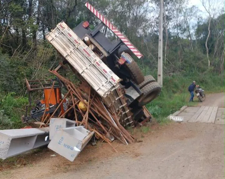 ORTIGUEIRA – Acidente na Briolândia com caminhão a serviço da Copel