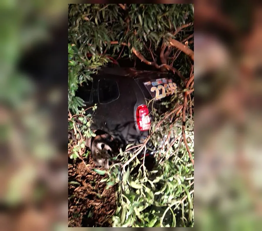 BORRAZÓPOLIS – Carro sai da pista na estrada para Kaloré e motorista é levado ao hospital