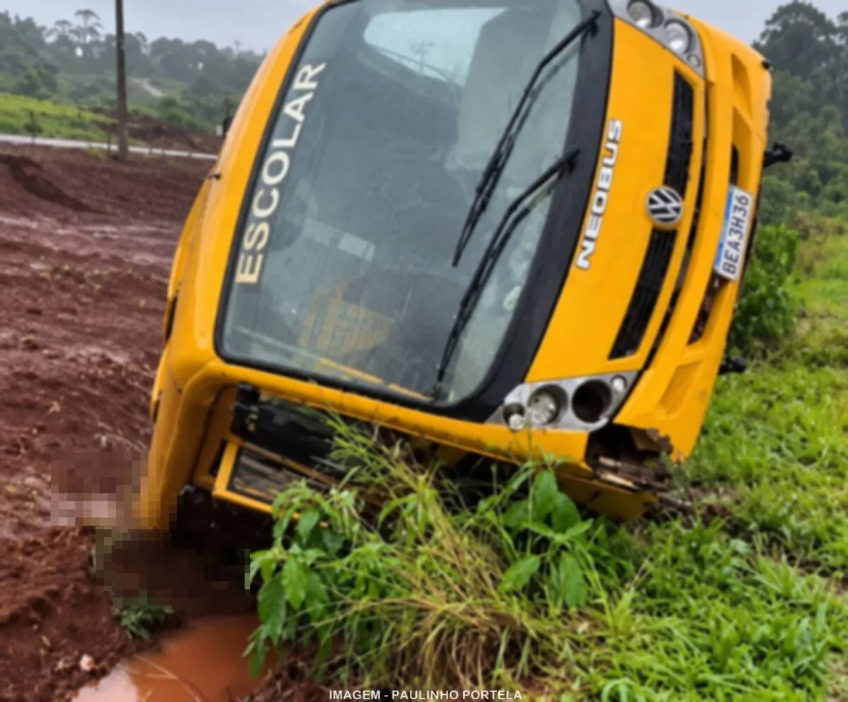 FAXINAL – Ônibus escolar é levado do pátio da Prefeitura e acaba em vala às margens da PR-272