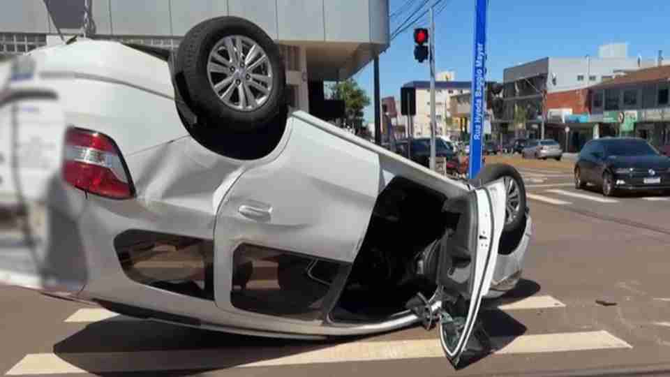 Carro capota após acidente de trânsito na Avenida Carlos Gomes