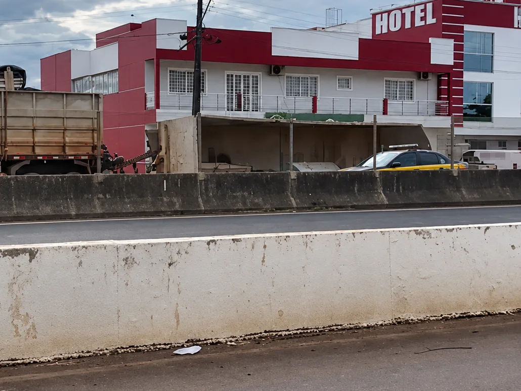 MAUÁ DA SERRA – Semirreboque tomba e espalha carga de telhas na BR-376