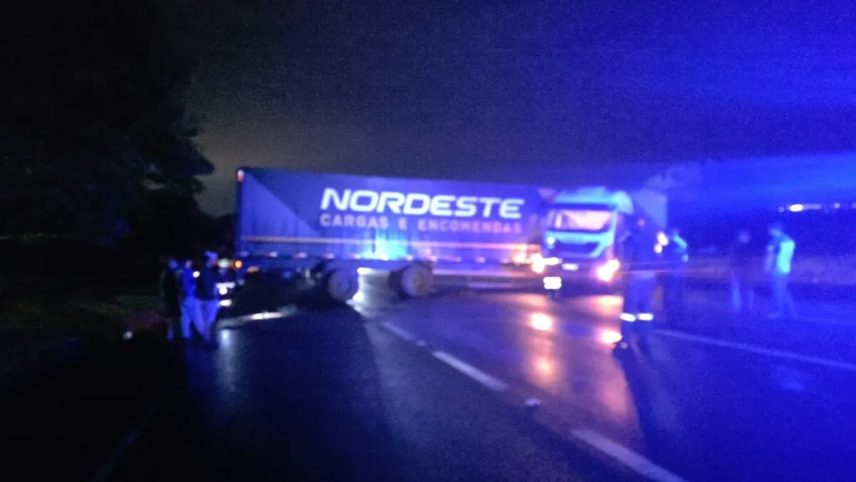 JANDAIA – Carreta cai em vala e provoca interdição na BR-376 entre Jandaia e Mandaguari