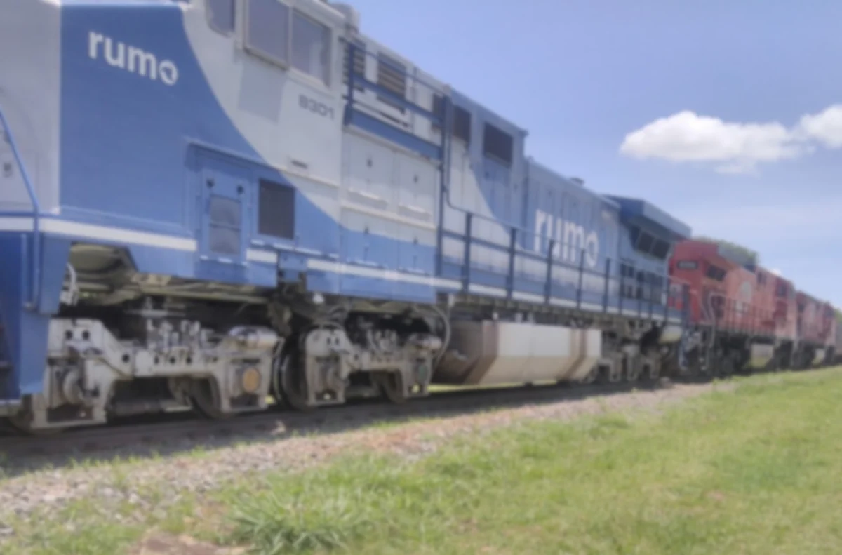 APUCARANA – Trem colide com carro após pane mecânica nos trilhos