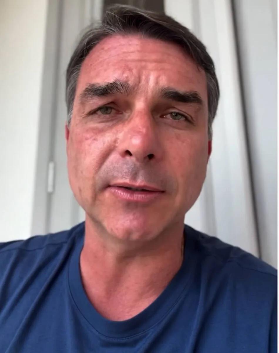 POLÍTICA – Nos Estados Unidos, Flávio Bolsonaro divulga carta se intitulando “líder do Brasil”