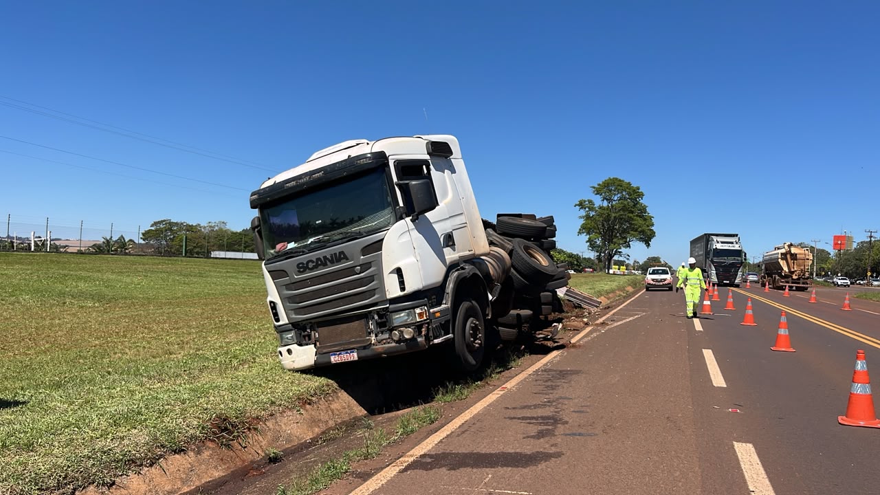 Bombeiros contêm vazamento de diesel após acidente na BR-369 em Cascavel