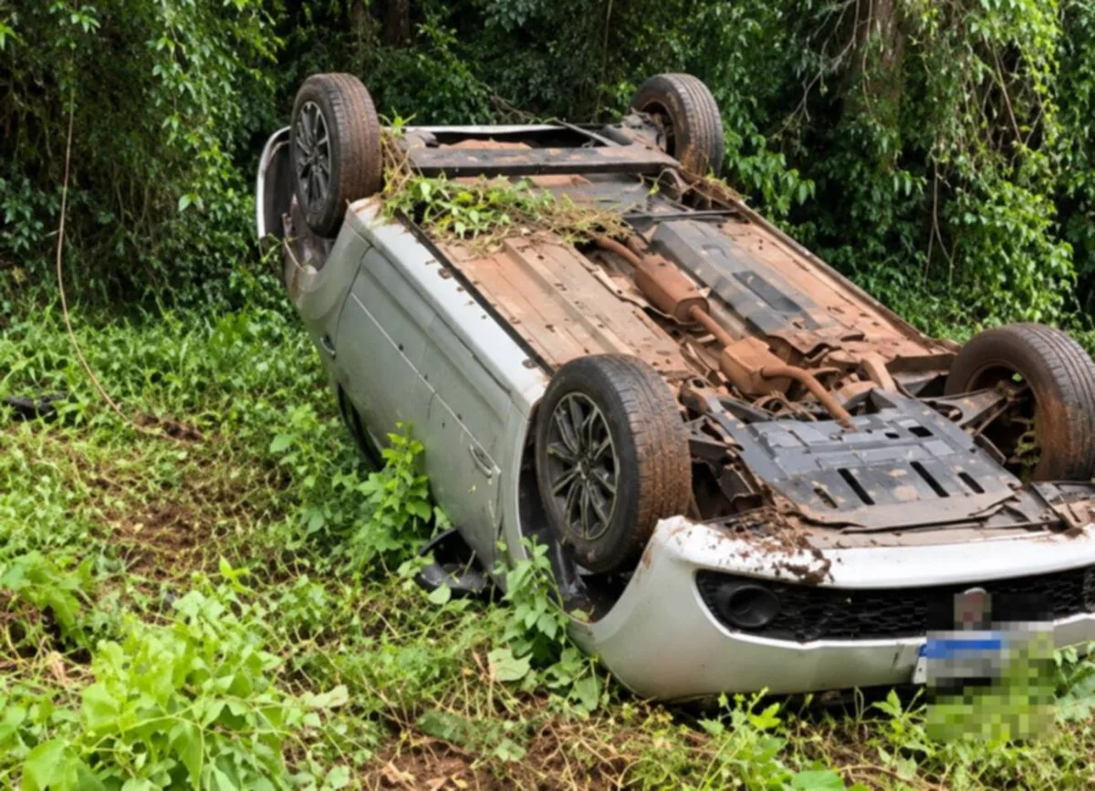LUNARDELLI – Carro com família de São José dos Pinhais capota em tarde chuvosa