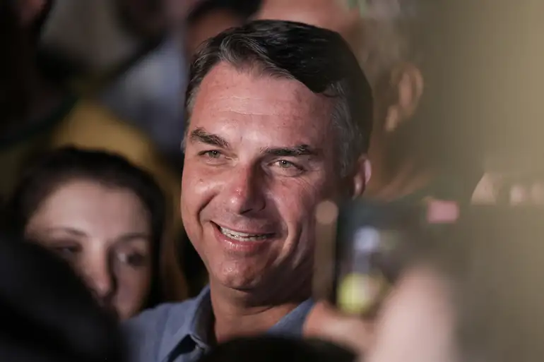 BRASIL – Flávio Bolsonaro supera Lula no primeiro turno