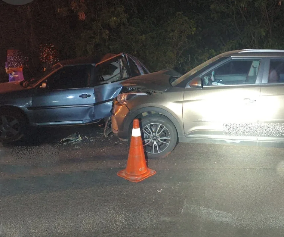 ARAPONGAS – Colisão entre Gol e Creta na PR-444 deixa três pessoas feridas