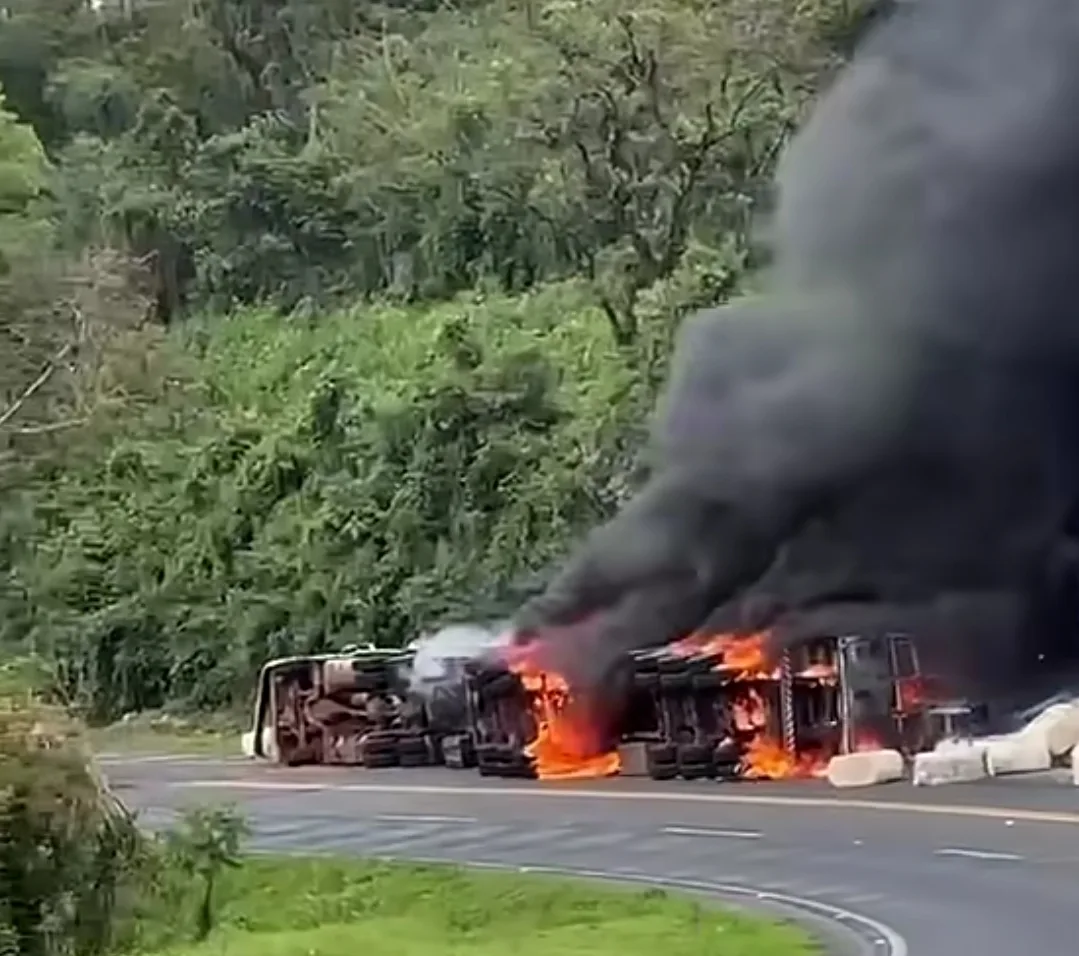 ORTIGUEIRA: Carreta tomba e pega fogo na BR-376, e rodovia fica totalmente interditada