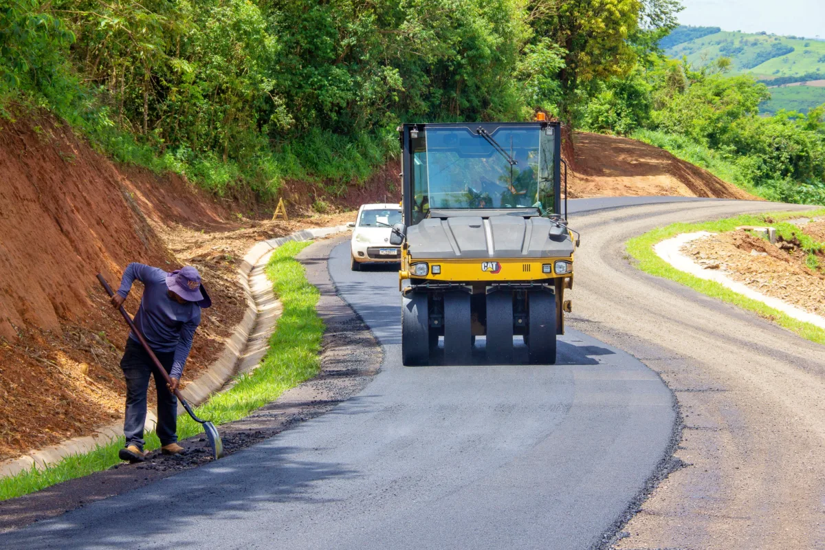 Pavimentação da estrada Vista Alegre avança em direção a Faxinal