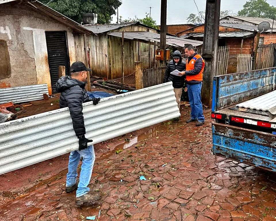 FAXINAL – Prefeitura entrega telhas para famílias que tiveram casas danificadas pelo temporal