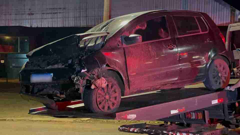 Motorista embriagada perde controle da direção e bate carro contra árvore no Parque São Paulo