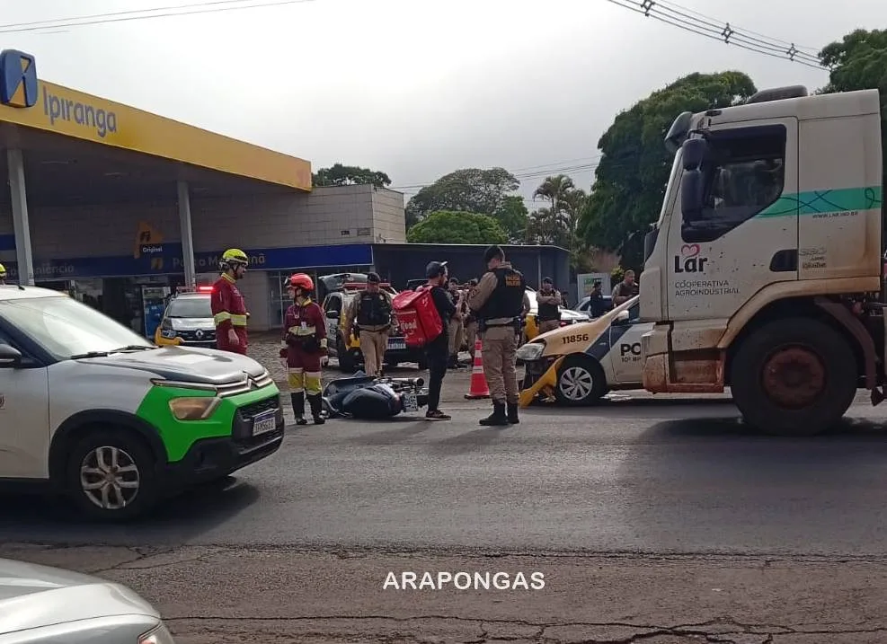 ARAPONGAS – Acidente envolve motocicleta e viatura da Polícia Militar na Avenida Maracanã
