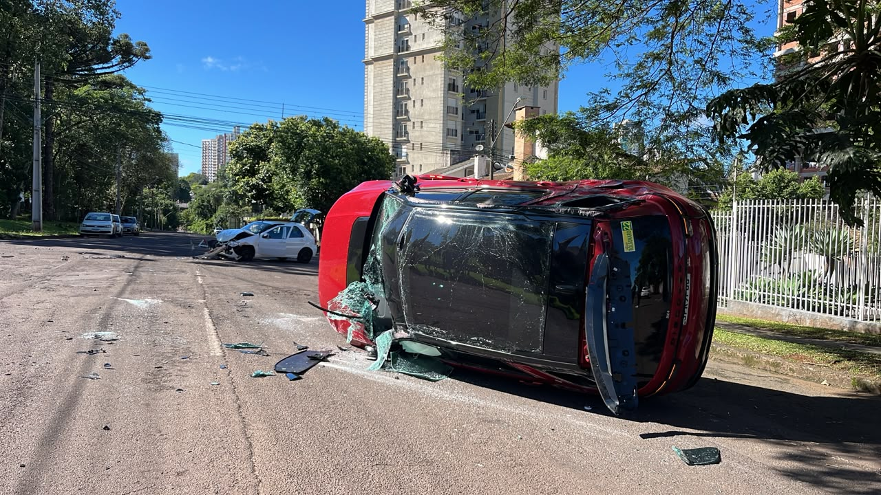 Forte batida seguida de capotamento é registrada no bairro Country em Cascavel